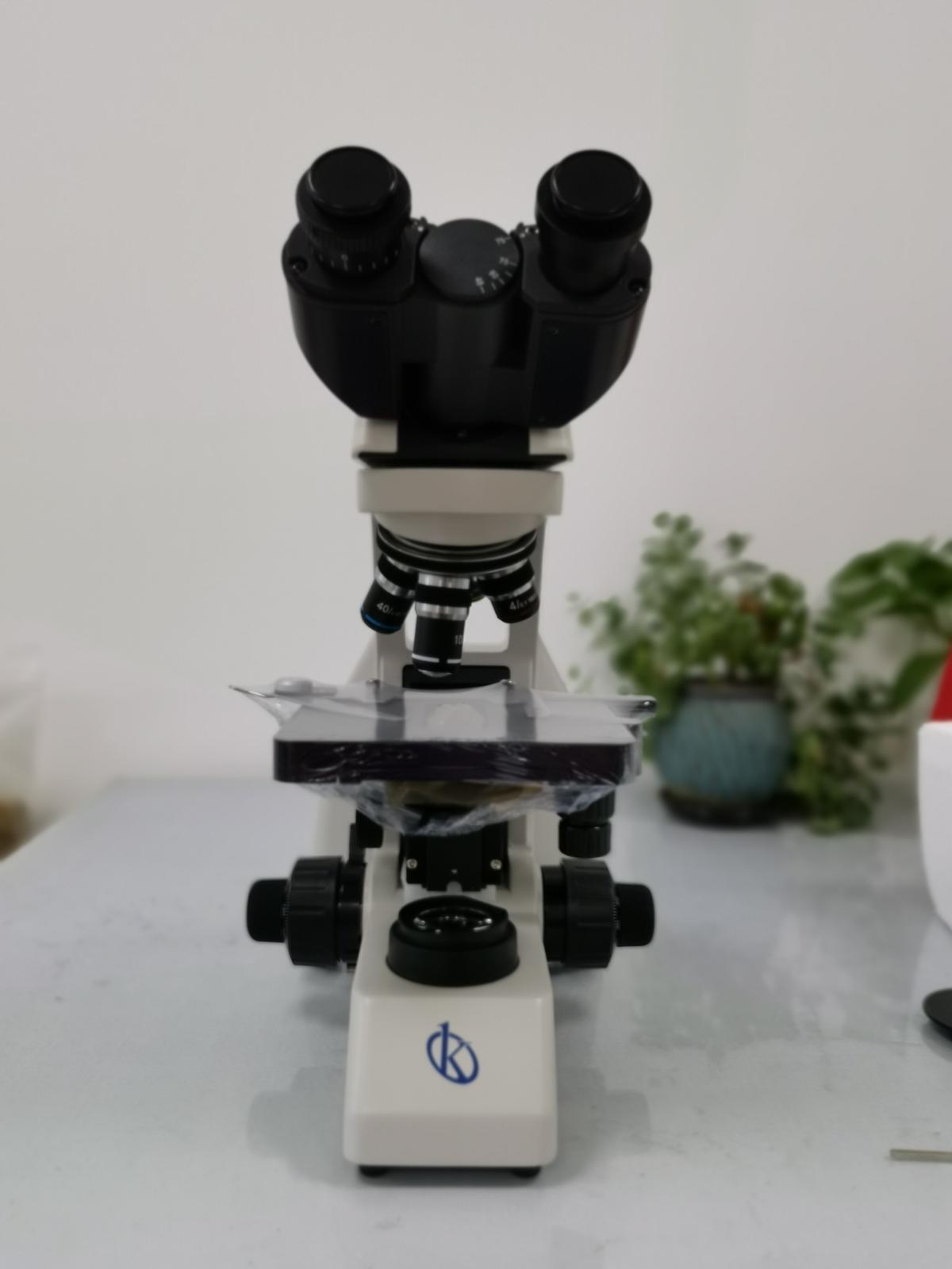 What is a fluorescence microscope?