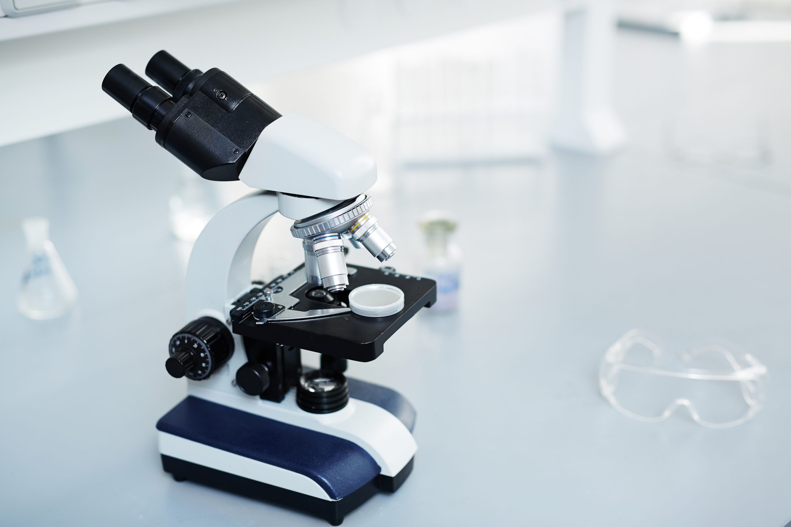 How does a phase contrast microscope work?
